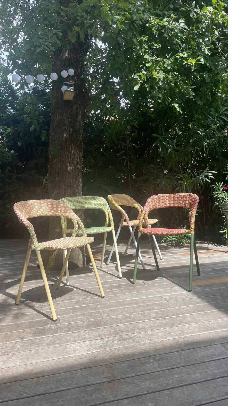 Choisir une chaise en rotin empilable pour votre espace