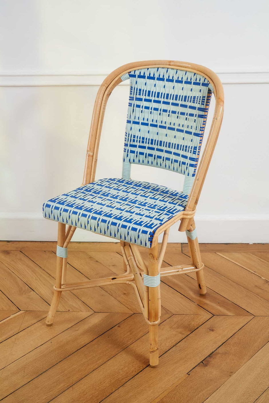La chaise en rotin moderne : L'évolution d'un classique intemporel avec la Maison Louis Drucker
