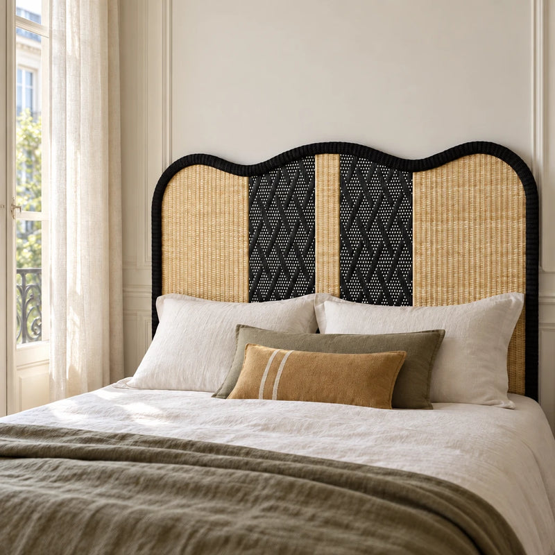 Chambre parisienne, moulures et lin