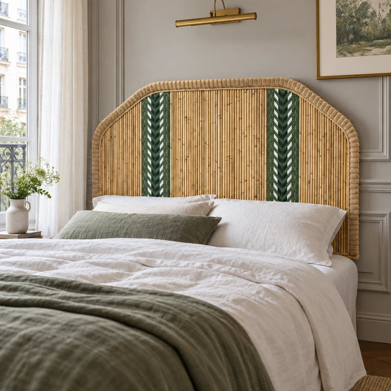 Chambre parisienne, moulures et lin